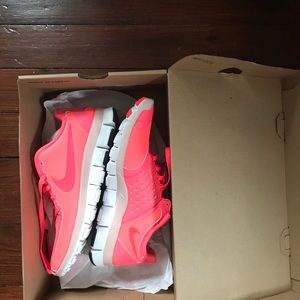 NWT Nike free run 5.0 pink/peach color
